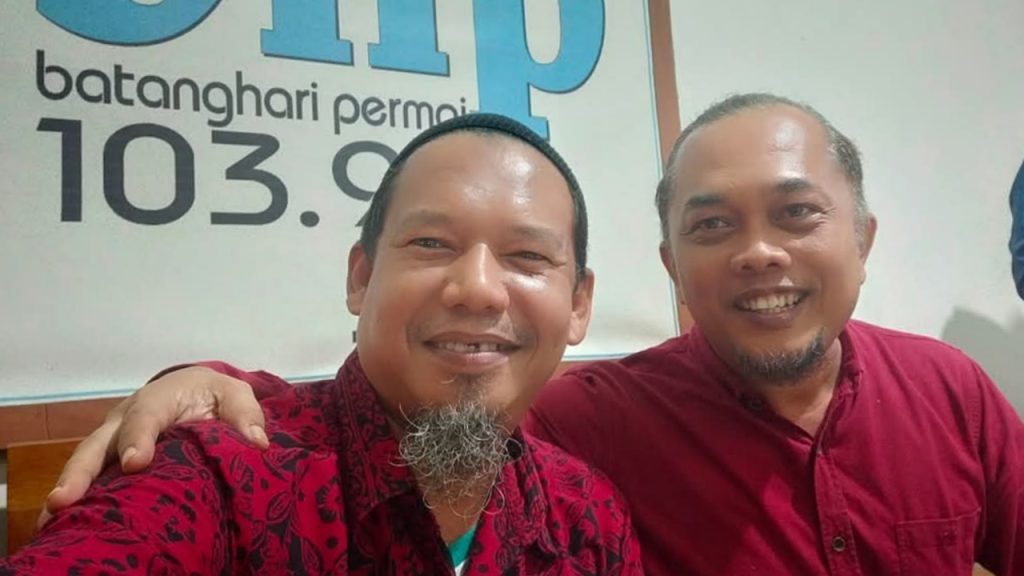 Poto : Kiri Eso Pamenan dan Kanan Ikhsan Pakar Bahasa di Kantor Bahasa Provinsi Jambi