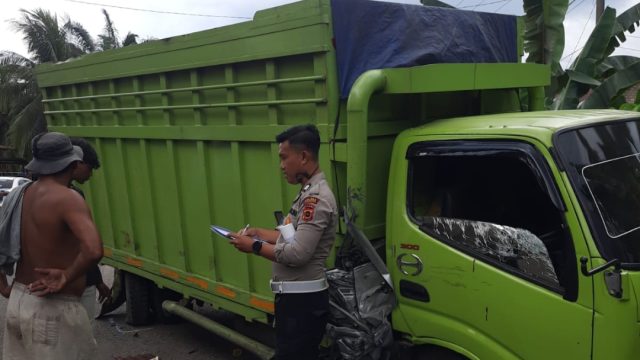 Kecelakaan di Tengah Cuaca Tak Menentu: Toyota Hiace Tabrak Dump Truk di Jalan Lintas Jambi–Sarolangun, Tiga Luka Serius