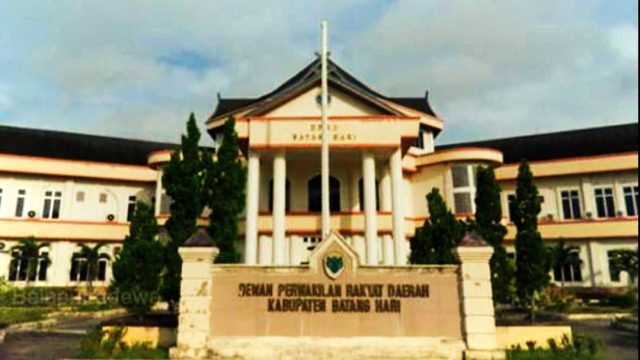 🔥 Drama Panas DPRD Batang Hari: Kasus Bullying Patoni Kian Meledak — Kursi Ketua Komisi I Resmi Ditinggalkan!