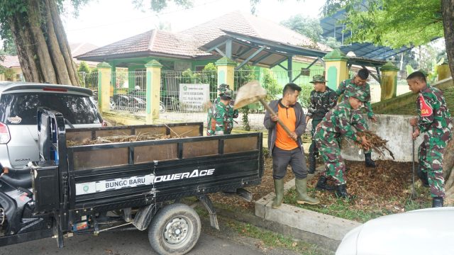 Kodim 0416/Bute dan Polres Bungo Gelar Jumat Bersih, Wujud Sinergi Peduli Lingkungan
