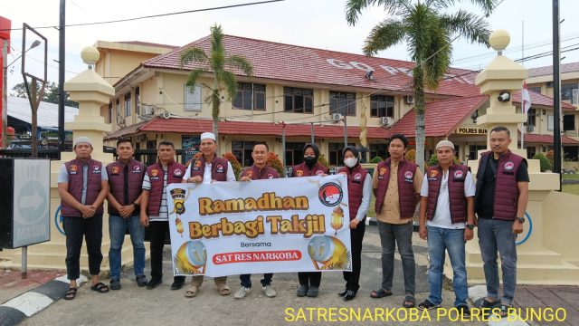 Satresnarkoba Polres Bungo Berbagi Takjil, Tebar Kepedulian di Bulan Suci Ramadan