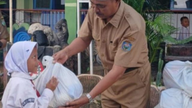 Indah Nya Bulan Suci Ramadhan 1447 H SDN 01 OKU Menggelar Kegiatan Dengan Berbagi Sembako Kepada Masyarakat Sekitar