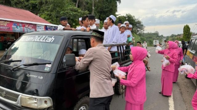 Ramadan Penuh Berkah, Kapolsek Jujuhan AKP Budi Santoso Pimpin Aksi Berbagi Takjil untuk Masyarakat