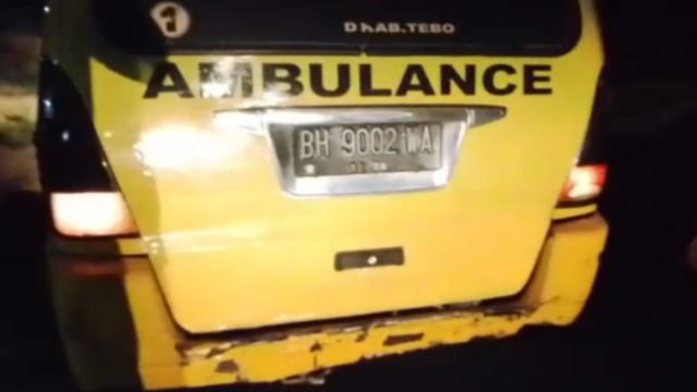 HEBOH! Ambulance BH 9002 WA Diduga Angkut Solar Subsidi, 10 Galon Dibongkar Warga di Malam Hari