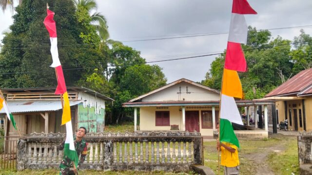 Sambut Bulan Kemerdekaan, Satgas TMMD dan Warga Tanjung Agung Semarakkan Desa dengan Merah Putih