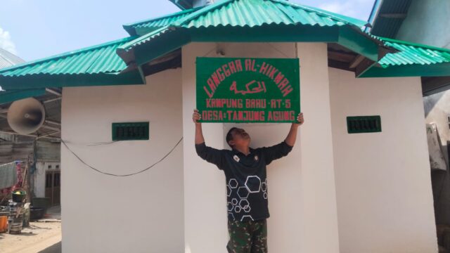 Sentuhan Akhir Rehabilitasi Langgar Al-Hikmah, Satgas TMMD Pasang Papan Nama Rumah Ibadah